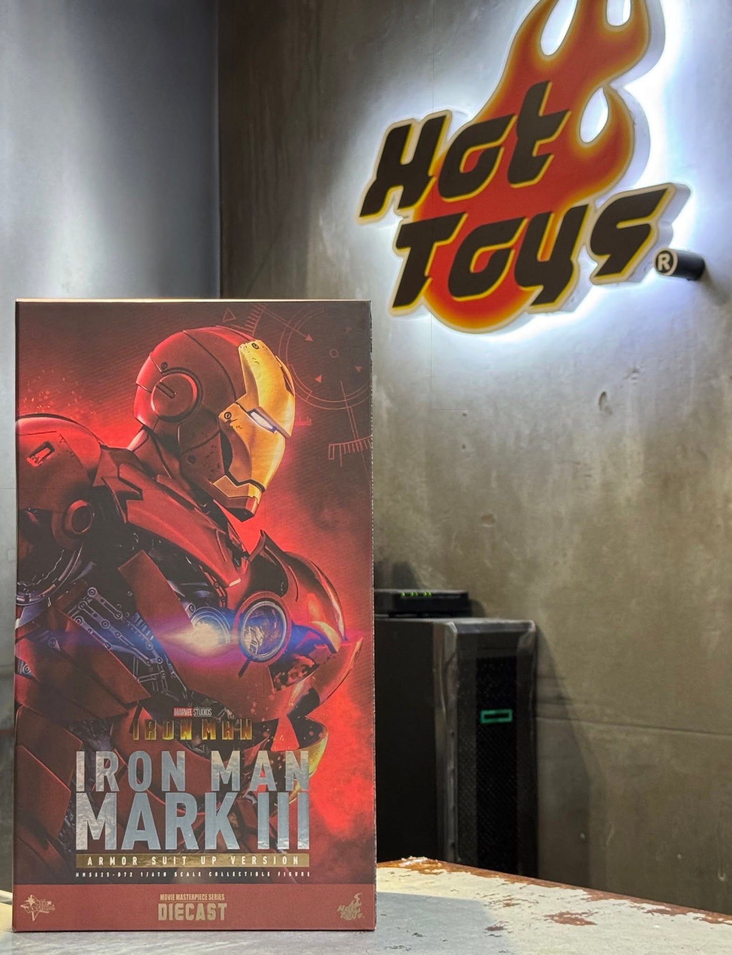 Ready! Hot Toys MMS825D72 Iron Man 1/6 Iron Man Mark III (Armor Suit Up Version)