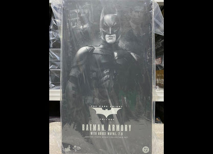 Hot Toys MMS750 黑暗骑士 1/6 蝙蝠侠军械库套装（含布鲁斯·韦恩 2.0）现货