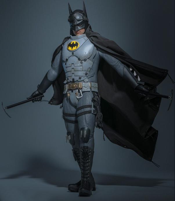 Ready! Hot Toys MMS897 The Flash 1/6 Batman (Arctic Suit)
